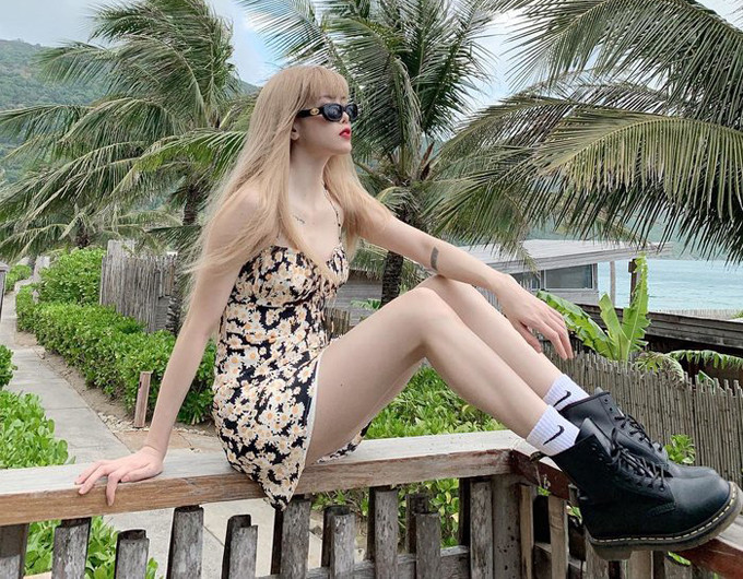 Không ít fan Việt nhận ra, chiếc váy mát mẻ này đã được Thiều Bảo Trâm diện từ khá lâu trước đó. Hồi tháng 5/2019, cô nàng ra biển với bộ trang phục cá tính, khoe thân hình như người mẫu.