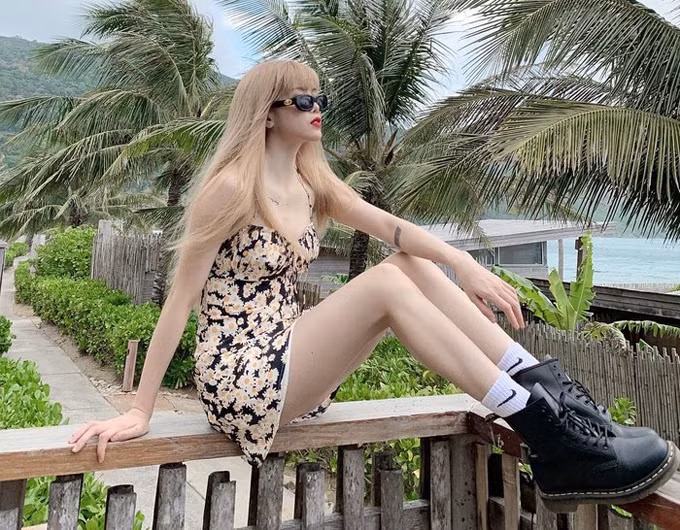 Không ít fan Việt nhận ra, chiếc váy mát mẻ này đã được Thiều Bảo Trâm diện từ khá lâu trước đó. Hồi tháng 5/2019, cô nàng ra biển với bộ trang phục cá tính, khoe thân hình như người mẫu.