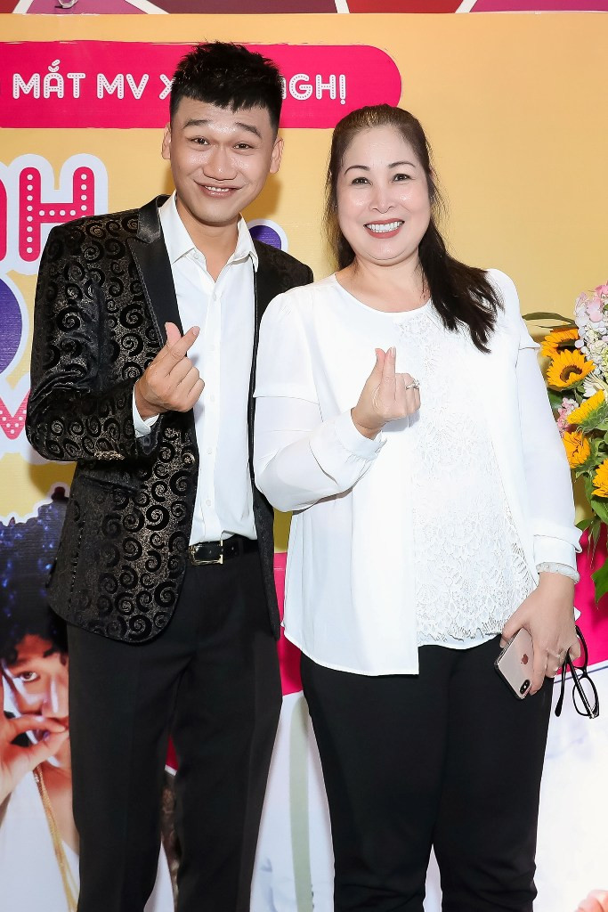 NSND Hồng Vân chụp hình thân thiết với Xuân Nghị.