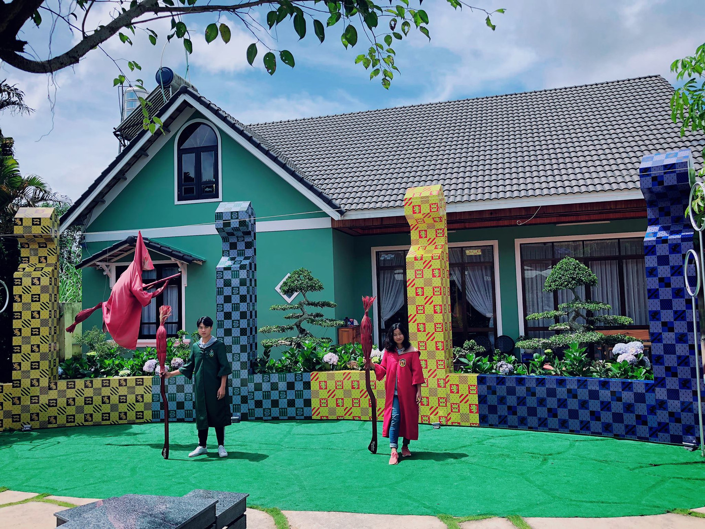 Một góc khuôn viên mô phỏng trận Quidditch “nẩy lửa”.