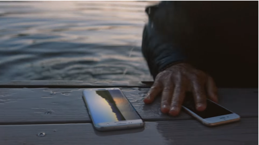 Video quảng cáo so sánh trực tiếp giữa sản phẩm của Samsung và Apple.