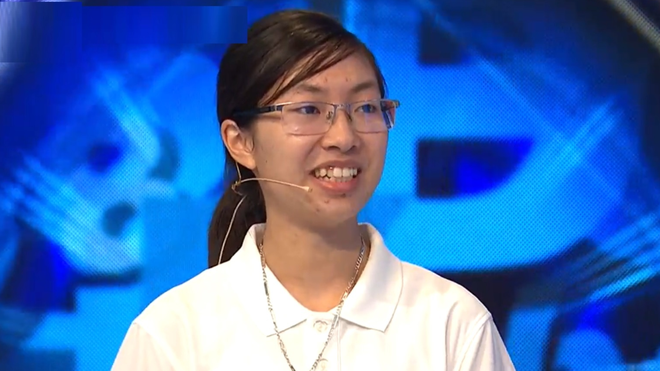 Nguyễn Thị Thu Hằng mang cầu truyền hình đầu tiên của trận chung kết Olympia năm 20 về THPT Kim Sơn A (Ninh Bình). Ảnh chụp màn hình.