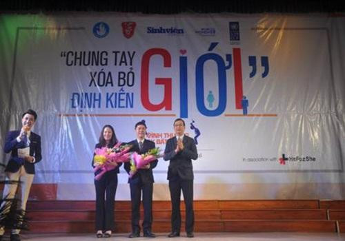 Đại diện lãnh đạo ĐH Huế tặng hoa cảm ơn đại diện hai đơn vị phối hợp tổ chức chương trình là báo Sinh Viên Việt Nam và UNDP.