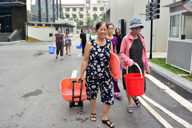 Các loại xô, chậu,... đều được trưng dụng.