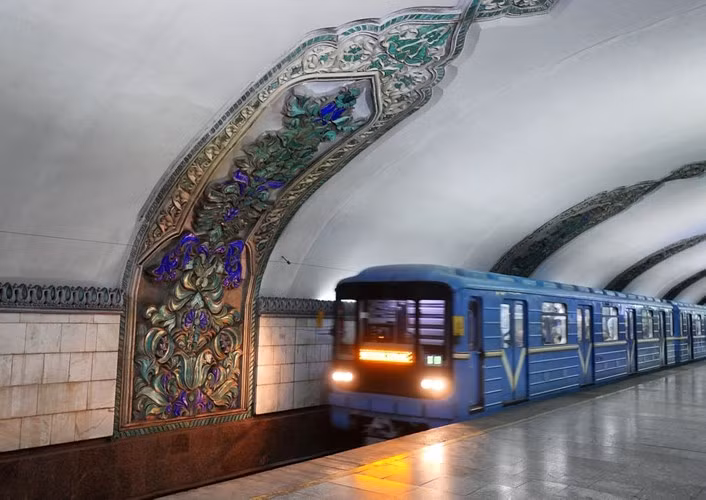 Hoa văn trang trí trên tường nhà ga Tashkent.