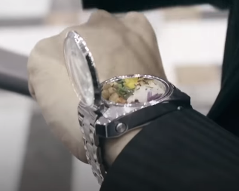 Anh chỉ cần bấm nút mở nắp...