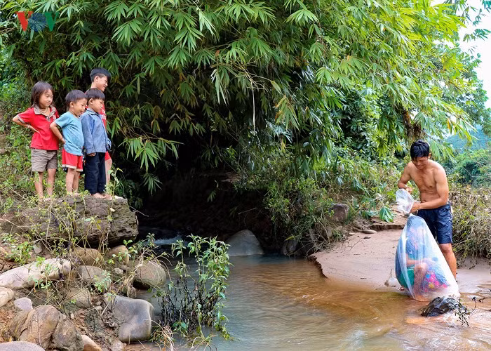 Hiện tại chưa có cầu nên vào mùa lũ, bất đắc dĩ người dân phải dùng cách vượt sông nguy hiểm này.