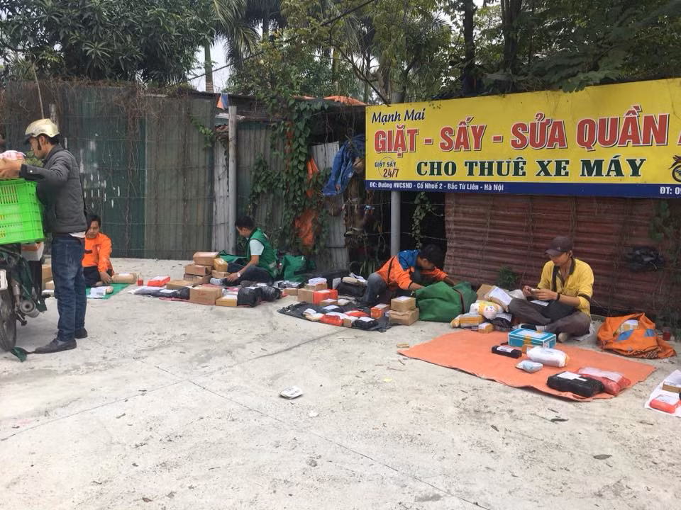 Hình ảnh khiến ai nhìn cũng không khỏi bật cười, thán phục trước sự sáng tạo và không kém phần bá đạo của dàn shipper.