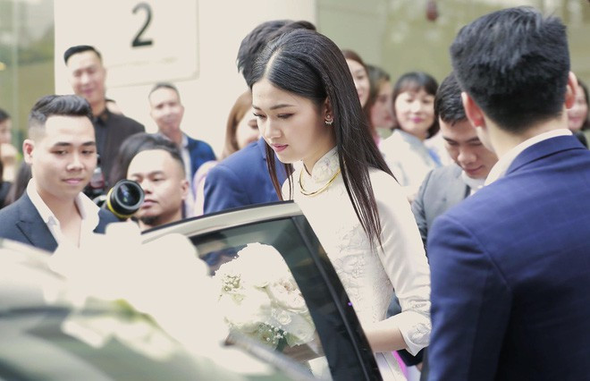 Cô khá e dè khi xuất hiện trước đông người và liên tục né tránh ống kính của truyền thông trong ngày trọng đại.