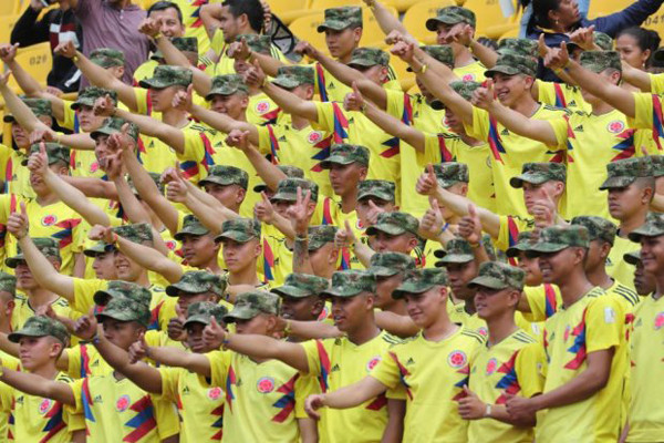 Binh sĩ Colombia chào mừng đội tuyển bằng cách đồng loạt giơ ngón tay cái thể hiện sự khích lệ trước những nỗ lực của các cầu thủ tại World Cup 2018 ở Nga.