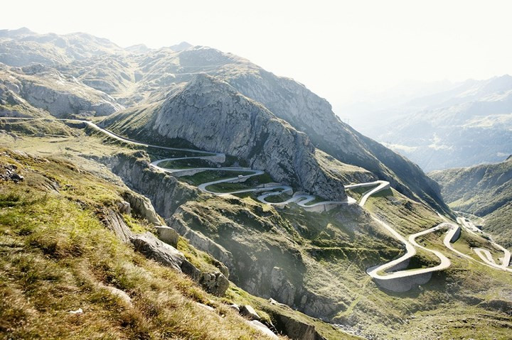 Gotthard Pass, Thụy Sĩ. Đây là một trong những đường đèo cao nhất trong dãy núi Alps. Con đường dài 64 km này khiến du khách ngạc nhiên vì có cảnh quan xung quanh rất đẹp