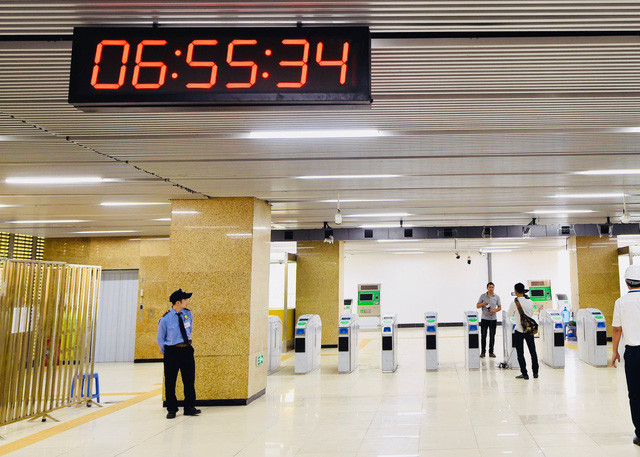 Nhà ga đón/tiễn hành khách đi tàu.