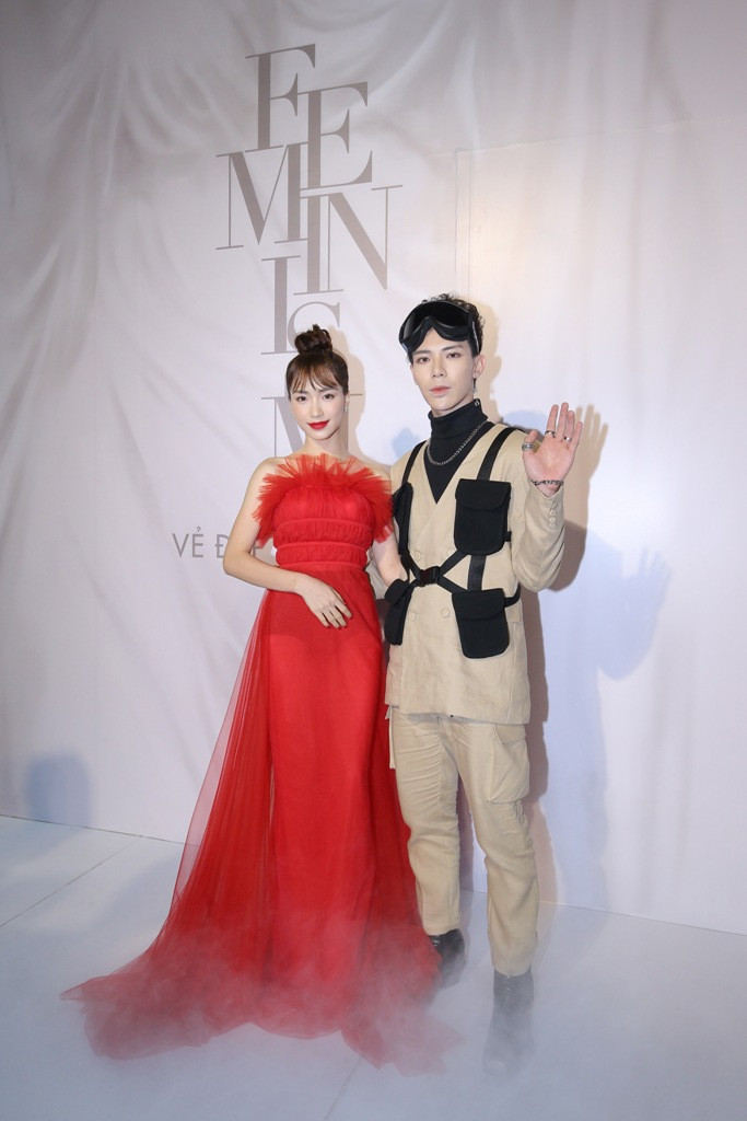 Hậu ồn ào đầu năm với fan, Hòa Minzy xuất hiện bên Erik dự show thời trang.