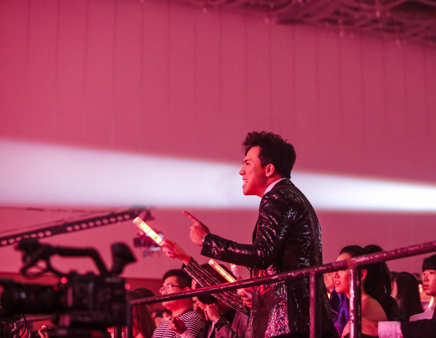 Trấn Thành đã không thể ngồi yên với những màn trình diễn của Thu Minh.