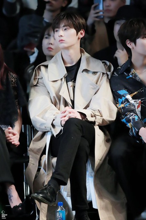 Xuất hiện tại sự kiện gần đây, Minhyun nổi bật với khoảnh khắc diện trench coat màu be truyền thống, mix đơn giản với set đồ đen ở trong.