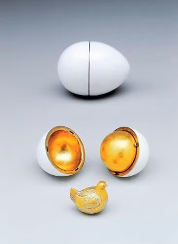Giống như nhiều quả trứng của Faberge, trứng Phục Sinh Hen chứa những điều ngạc nhiên - trong trường hợp này, một con gà mái vàng với đôi mắt bằng hồng ngọc.