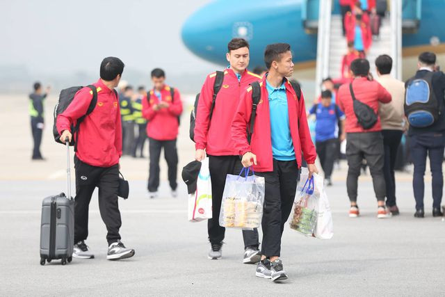 Thủ môn Văn Lâm và đội trưởng Quế Ngọc Hải.