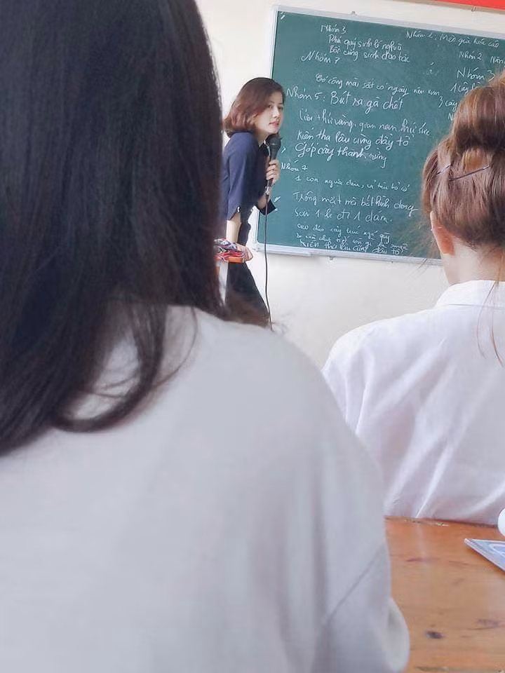 Giảng viên xinh đẹp thế này còn sinh viên nào muốn cúp tiết, "bùng" học nữa đây!