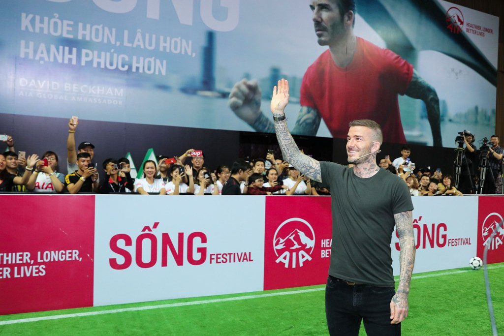 Sau khi khiến cư dân mạng đứng ngồi không yên khi bất ngờ đến Việt Nam, cựu danh thủ David Beckham vào sáng nay đã xuất hiện tại Sân vận động Quân khu 7 để tham dự một sự kiện lớn.