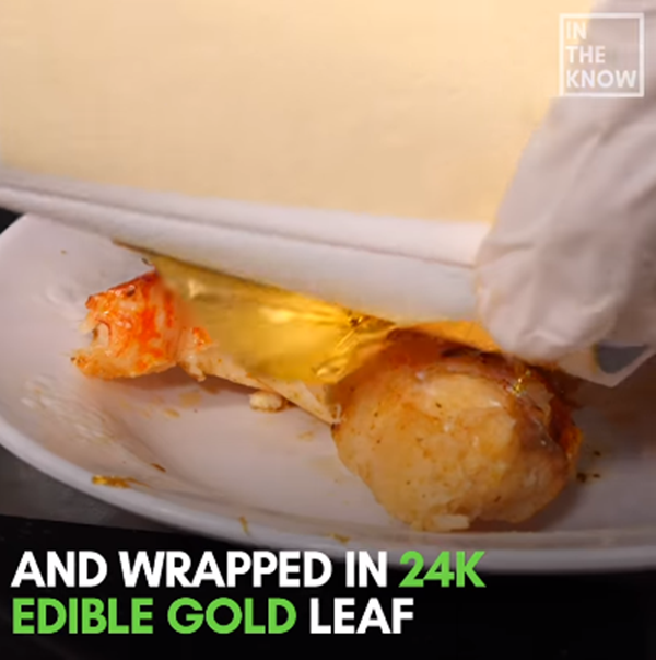 ... sẽ được lát mỏng, dán lên đuôi tôm hùm đã thấm đẫm gia vị ngọt bùi.