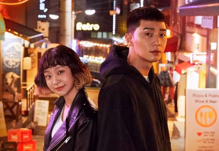 Itaewon Class (Tầng lớp Itaewon) đang là bộ phim Hàn hot nhất hiện nay. Bên cạnh sự tỏa sáng của nam chính Park Seo Joon, nữ chính Kim Da Mi trong vai Jo Yi Seo cũng mang lại sức hút cho bộ phim bởi cá tính đặc biệt nên còn được gọi là “điên nữ”.