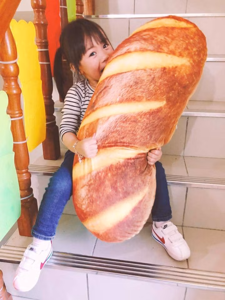Xúc xích "thơm ngon", tiếc là chỉ có thể ôm chứ không thể lấp đầy chiếc bụng đói!