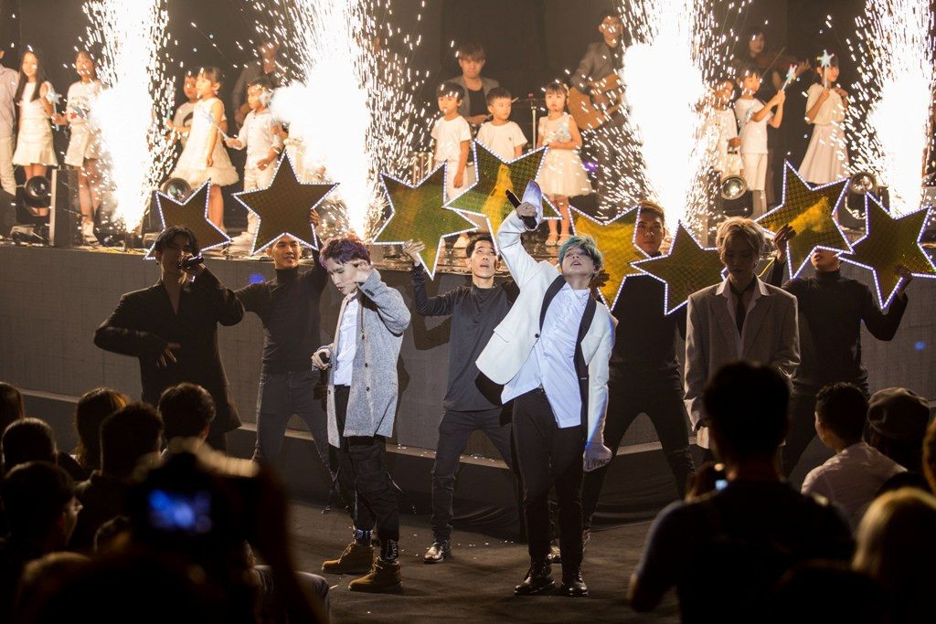 Và sự bùng nổ tiếp theo sự xuất hiện bởi Jbin - Leo - Kayz cùng với DJ WIND ca khúc I Wanna A Star dưới sự hoà âm của The Fire band. Đây là màn trình diễn đã khiến cả khan phòng nhà thi đấu trở nên nóng lên.