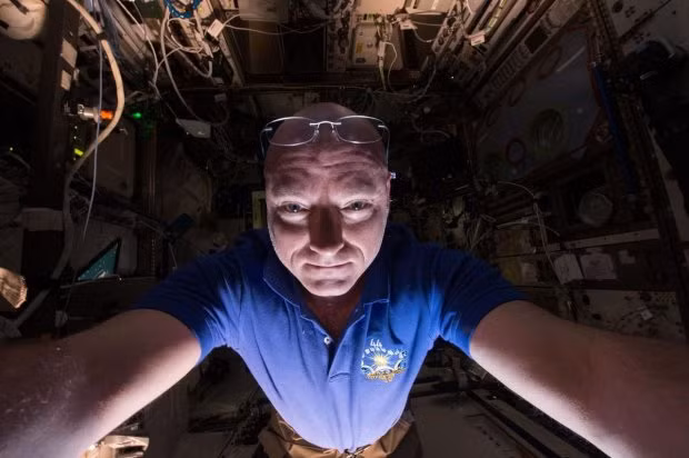 7 tấm hình selfie ấn tượng được thực hiện ngoài vũ trụ khiến ai cũng cảm thấy ghen tị ảnh 6