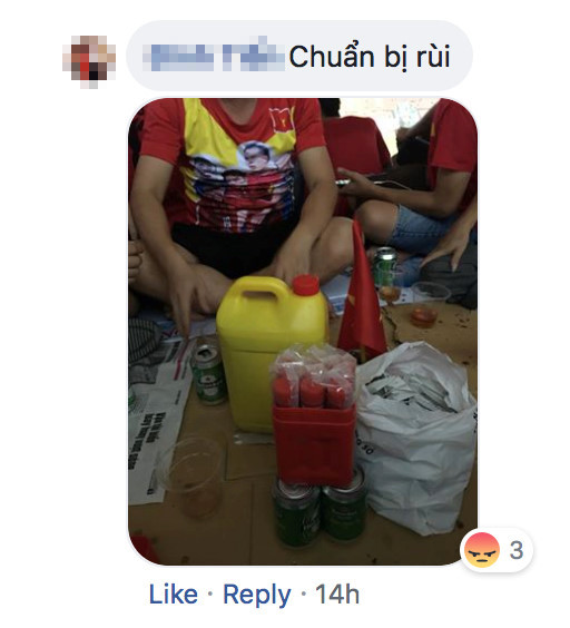 Một CĐV chuẩn bị sẵn pháo sáng.