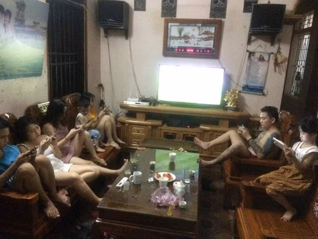 Bức ảnh gây xôn xao khi xem bóng đá nhưng mỗi người một việc. Ảnh chụp màn hình.