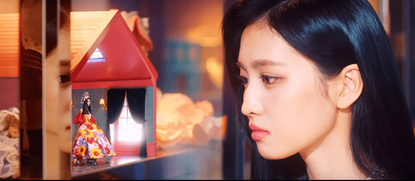 Vô tình, Momo tìm lại được Tzuyu, cô bạn búp bê đẹp nghiêng nước nghiêng thành của mình sau... mấy giờ kiếm tìm mỏi mắt. Vô tình, Momo tìm lại được Tzuyu, cô bạn búp bê đẹp nghiêng nước nghiêng thành của mình sau... mấy giờ kiếm tìm mỏi mắt.