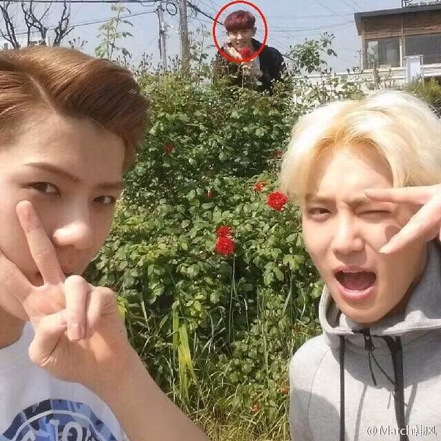 Rõ là Suho cùng Sehun chụp ảnh chung, nhưng kẻ phá rối phía sau lại nổi nhất.