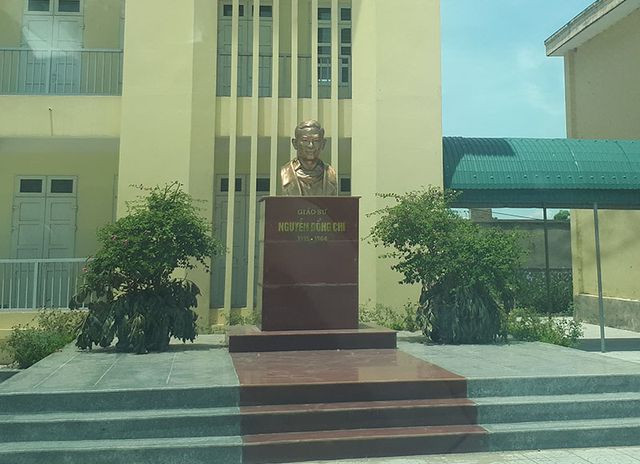 Công trình tượng đài Giáo sư Nguyễn Đổng Chi trong khuôn viên ngôi trường mang tên cụ.