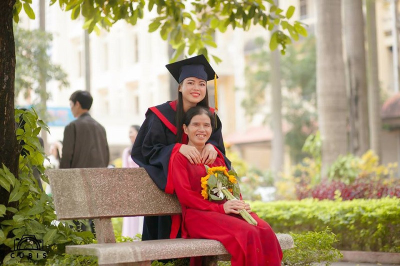 Nụ cười tươi rói nhân ngày con gái tốt nghiệp.