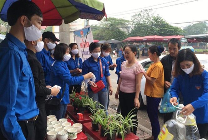 Hoạt động đổi rác nhựa lấy khẩu trang, nước rửa tay của Bắc Giang thu hút sự quan tâm của đông đảo người dân, bạn trẻ. Ảnh: Lưu Trinh