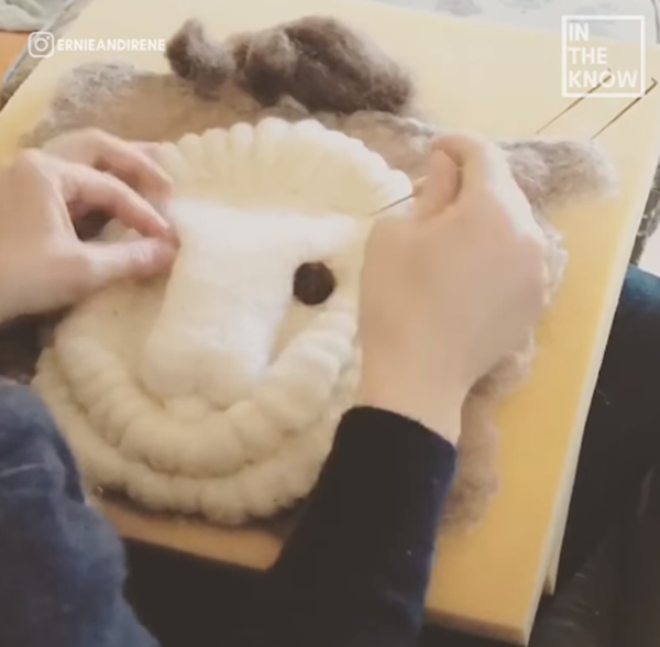 Các cụm len được kéo từ ngoài vào trong tạo thành khối chắc chắn. Các chi tiết được kết hợp từ những cụm len có màu sắc khác nhau để tạo hình các con thú nhìn rất tự nhiên và chân thật.