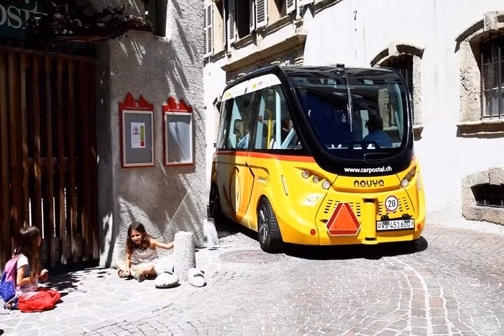 Chiếc xe bus điện tự hành đầu tiên ở làng Sion, Thụy Sĩ, vào tháng 6/2016.
