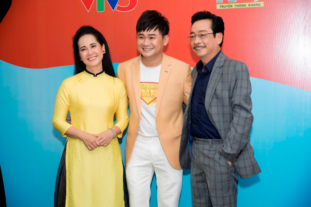 Host Phương Hiếu cùng NSND Hoàng Dũng và NSND Lan Hương.