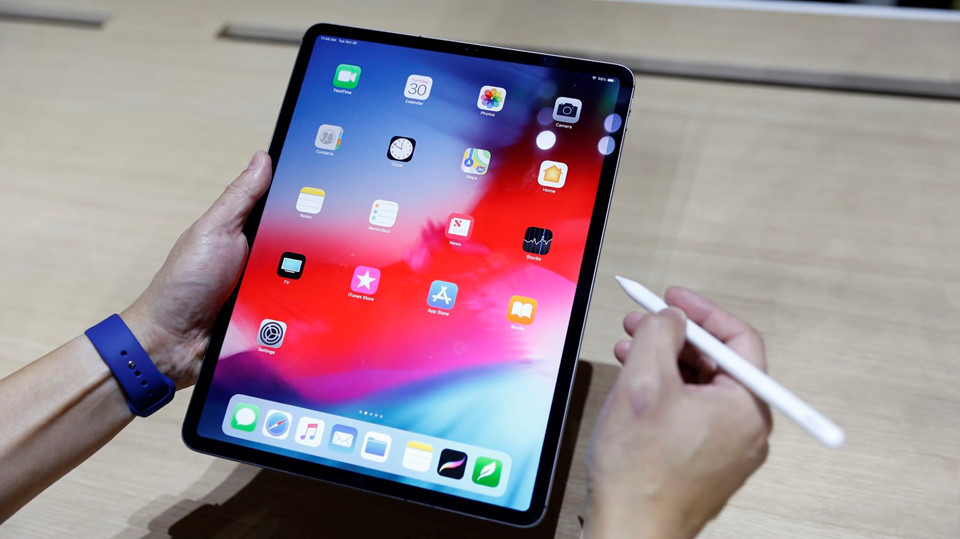 Apple vừa giới thiệu thế hệ iPad Pro với thiết kế hoàn toàn mới. Máy được trang bị phần viền mỏng đều ở cả bốn cạnh, loại bỏ phím home vật lý truyền thống và tích hợp thêm công nghệ nhận diện khuôn mặt Face ID.