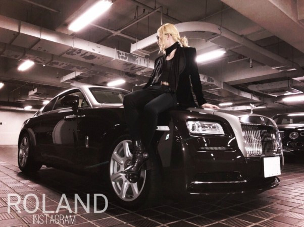 ...và cả xe ô tô sang chảnh.