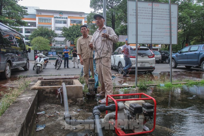 Nước trong bể trong tình trạng không an toàn sau sự cố nhiễm bẩn bên được bơm hết nước ra ngoài.