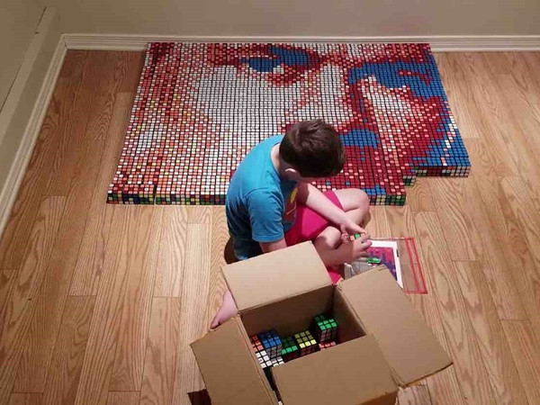 Benjamin đang tạo nên tác phẩm của mình.