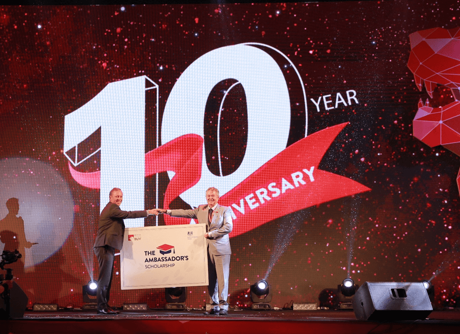 Ngài Gareth Ward, Đại sứ Đặc mệnh Toàn quyền Vương quốc Anh tại Việt Nam (trái), trao tượng trưng Học bổng Đại sứ Vương quốc Anh cho GS.TS Raymond Gordon, Hiệu trưởng trường BUV.