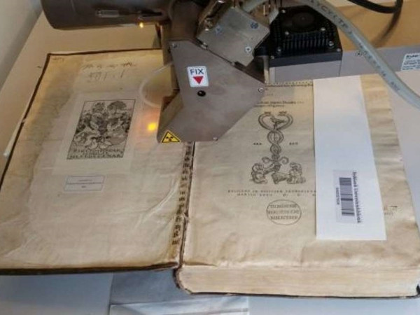 Cuốn sách cổ đang được kiểm tra bằng tia X.