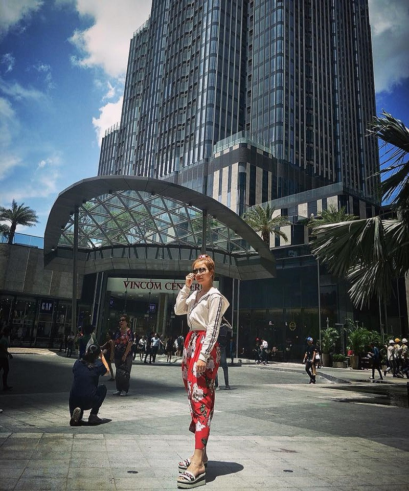 "Bạn chỉ cần đứng vào đó - Còn góc chụp cứ để Landmark lo". (Ảnh: Facebook Dương Nhã Trâm)