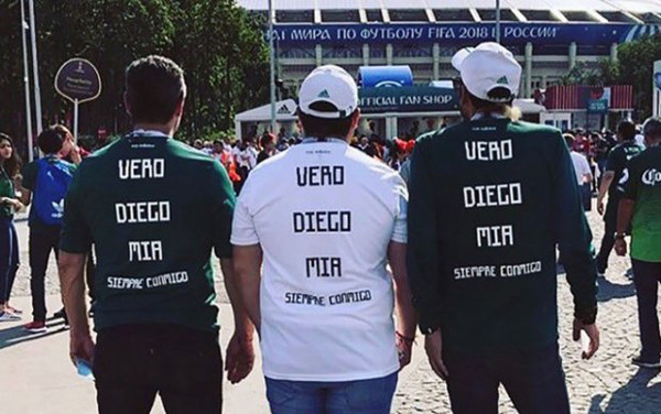 Martinez (giữa) cùng bạn bè mặc áo phông có in dòng chữ “Vero, Diego, Mia luôn bên tôi” để nhớ về vợ và con anh.