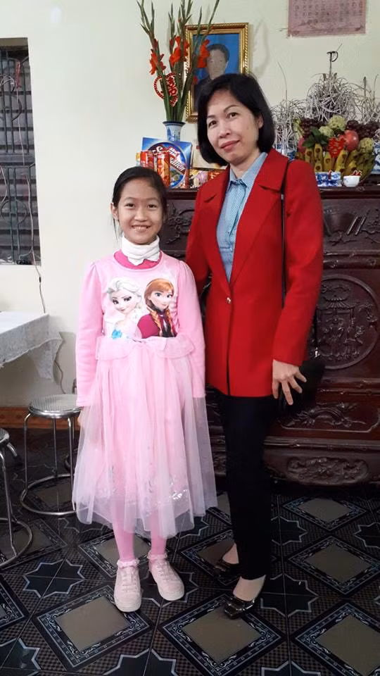 Bé Vân Nhi chụp ảnh cùng mẹ.