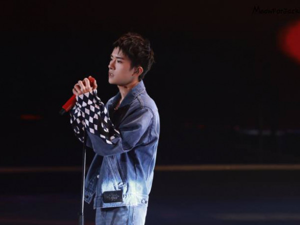 Mái tóc gây "sốt" của Dịch Dương Thiên Tỉ trên Weibo mấy ngày qua.