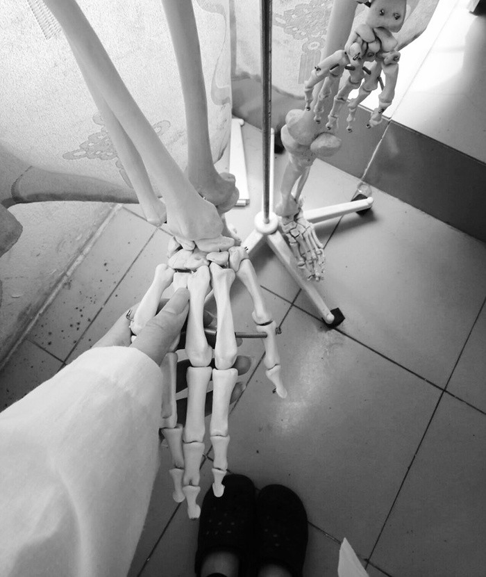 Còn vài tuần nữa là Noel, rồi hết năm, rồi Tết, rồi Valentine… bạn đã có người để cầm tay như sinh viên Y chưa?