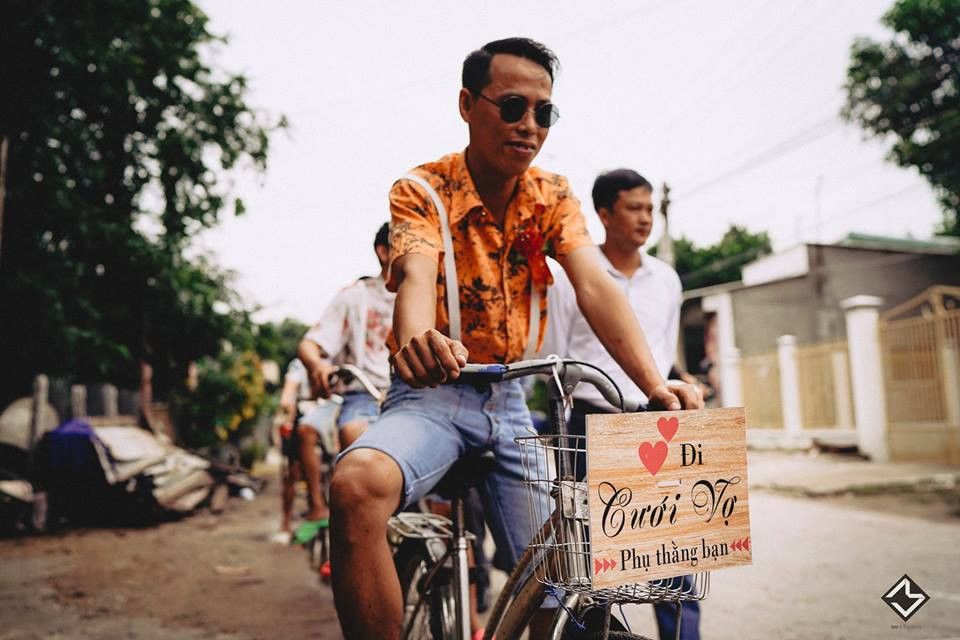 Dàn khách mời cũng rất đồng đều về phục trang, đúng style của ông chú, bà dì khi đi đám cưới mấy chục năm trước. Dàn khách mời cũng rất đồng đều về phục trang, đúng style của ông chú, bà dì khi đi đám cưới mấy chục năm trước.